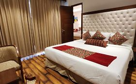 Royale Retreat Hotel & Spa Near Mall Road
